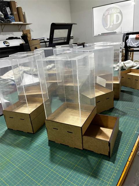 Displays em acrílico e MDF