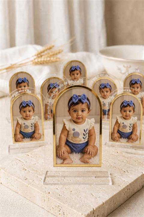 Porta-retrato em acrílico com foto de bebê (modelo com dados fictícios)