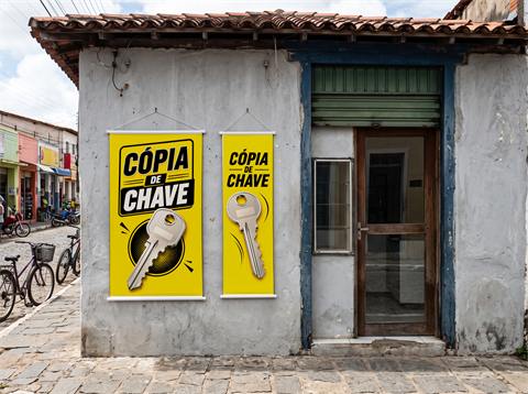 Banners de bastão e cordão em loja de rua