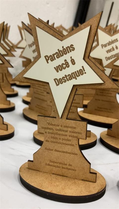 Troféu de reconhecimento em MDF